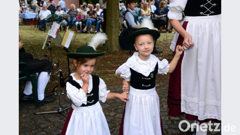 Der Nachwuchs zeigt sich stolz in den neuen Trachten. Bild: bey