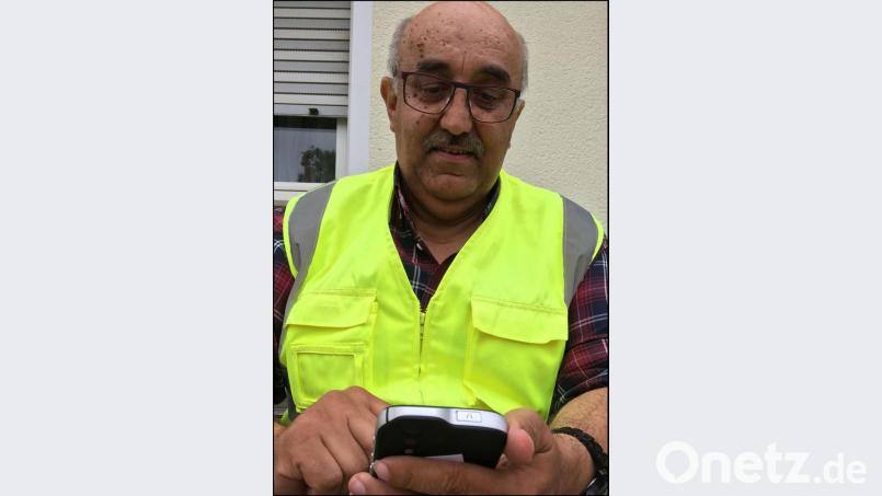 Für Werner Übelacker ist sein Smartphone zu einem unverzichtbaren Begleiter geworden. Bild: räd