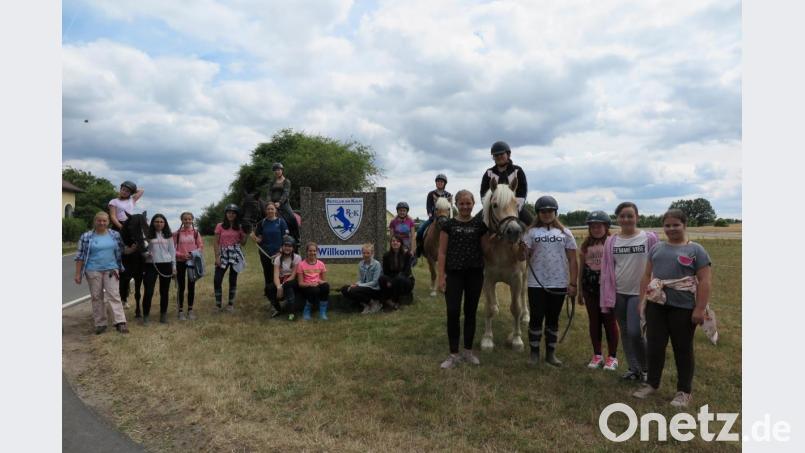 Reitlehrerin Silke Hertel (links) gibt das Startzeichen für die Aktion „Picknick &amp; Pferd“ im Guttenthau. Bild: jzk
