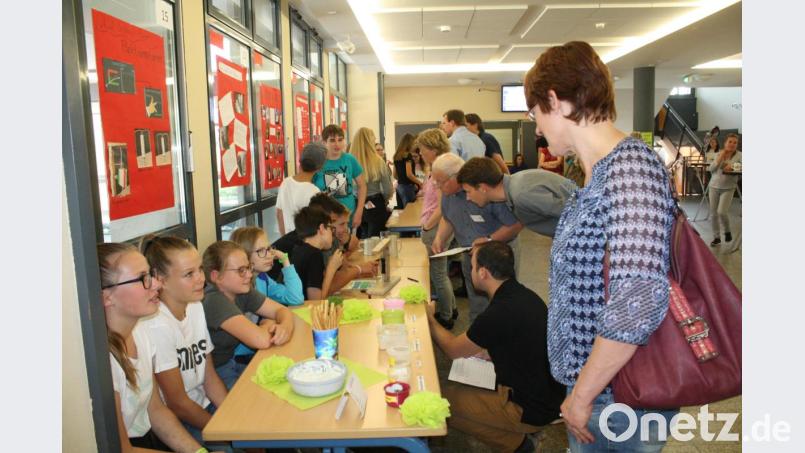 Einen genauen Einblick verschafften sich die Juroren über die verschiedenen Projekt. Hier wird gerade ein Elektromotor begutachtet. Bild: lg