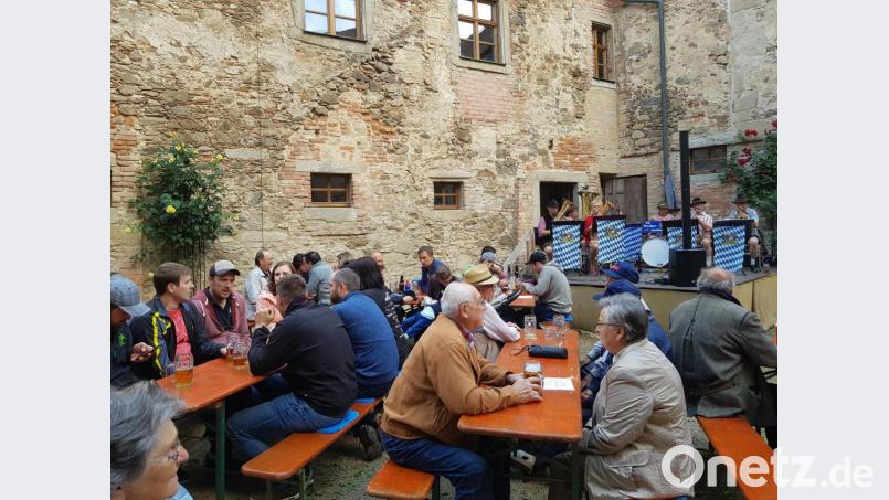 Am späten Nachmittag spielen die Straßenmusikanten bayrisch-böhmisch auf und lassen das zweitägige Fest ausklingen. Bild: gi