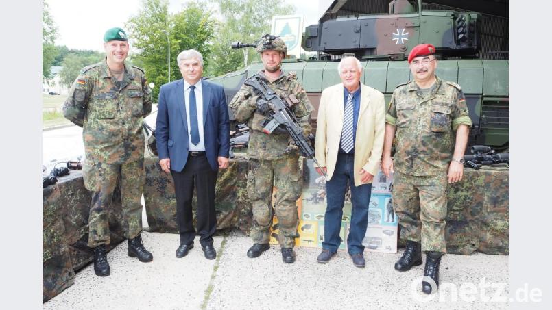 Stellvertretender Kommandeur Michael Zweers, MdB Karl Holmeier, Soldat in voller Ausrüstung, Reinhold Malzer von der Fördergesellschaft des Deutschen Bundeswehrverbands und Hans-Jürgen Neubauer vom Kompetenzzentrum Baumanagement positionieren sich zum Erinnungsfoto. Bild: bl