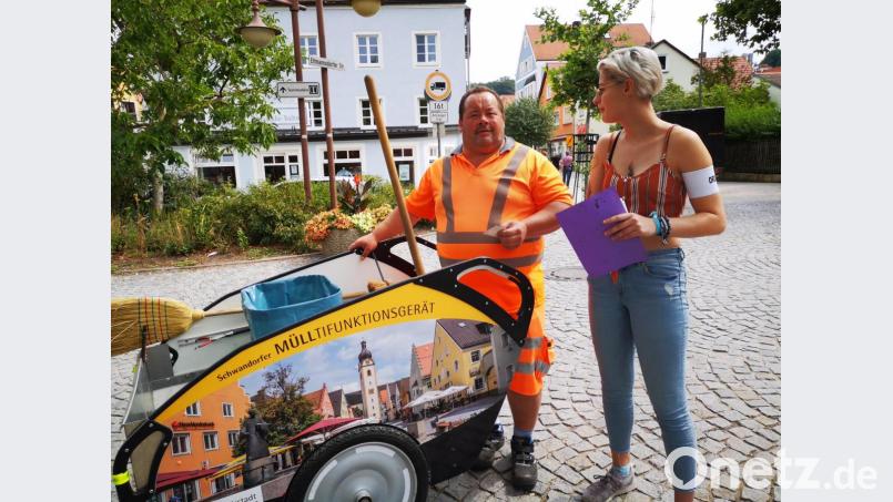 Der städtische Straßenkehrer war am Ende hoch zufrieden... (siehe nächstes Bild) Bild: Thomas Dobler