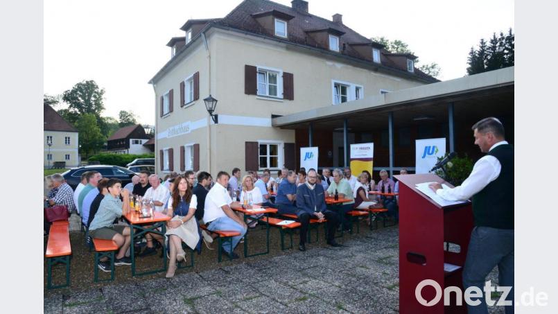 Bürgermeister Rainer Rewitzer erstattet einen umfassenden Rechenschaftsbericht über seine bisherige fünfeinhalbjährige Amtszeit und stellte auch seine Ziele für die nächste Wahlperiode ab 1. Mai 2020 vor. Bild: bey
