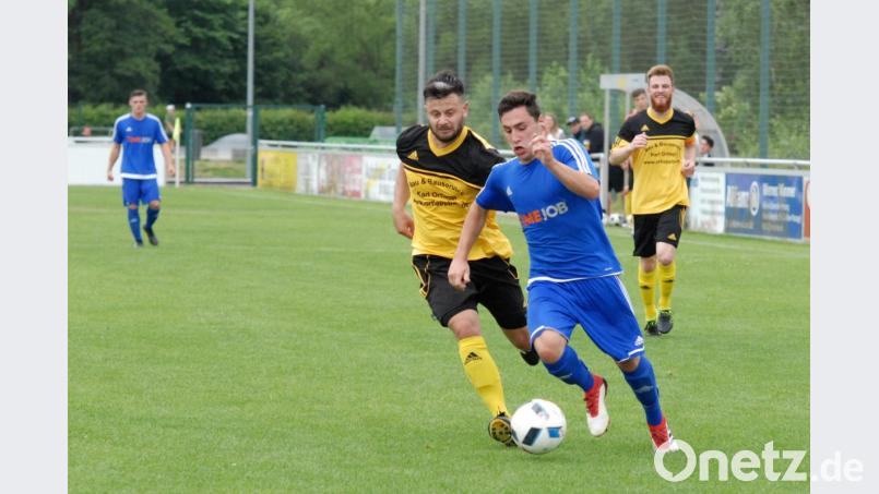 Jetzt wird&#039;s ernst für den FC Tirschenreuth: Am Samstag müssen die Kreisstädter um Neuzugang Manuel Zeitler (links, Szene aus dem Testspiel gegen den SV Etzenricht) beim SSV Kasendorf ran. Bild: gb