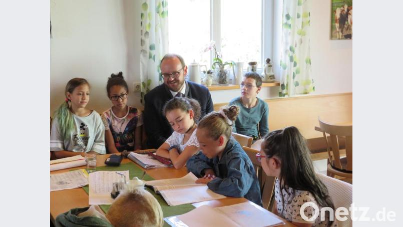 Viel Freude bereitete es Landrat Andreas Meier mit den Kindern ihre Geschichten zu hören. Bild: adj