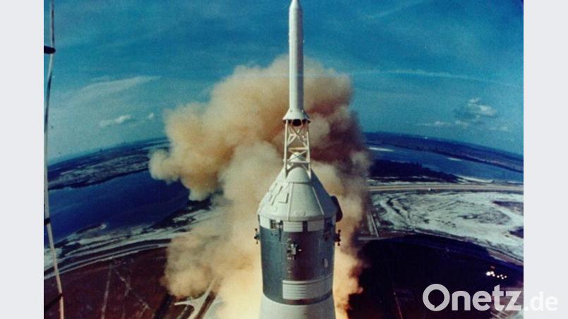 Eine rund 2900 Tonnen schwere Saturn-V-Trägerrakete startet vom Kennedy Space Center in Florida aus. Die Astronauten der Mission Apollo 11, Armstrong, Aldrin und Collins, flogen mit ihr 1969 zum Mond. Foto: Nasa Bild: -