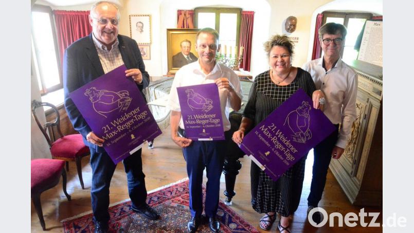Die Weidener Bürgermeister Lothar Höher und Jens Meyer, Kulturamtsleiterin Petra Vorsatz und Horst Petzold, Vorsitzender des Freundeskreises der Weidener Max-Reger-Tage, präsentierten das neue Programm. Bild: Kunz