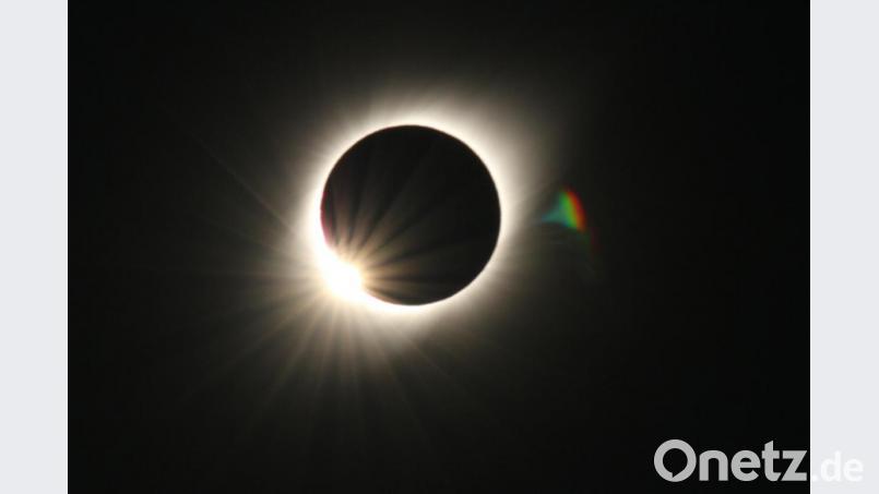 Dieses Foto von der Sonnenfinsternis hat Eclipse-Hunter Christohper D. Bowman Johann Maunz geschickt. Der evangelische Pfarrer im Ruhestand hatte dem Schmidgadener im Flugzeug schon &quot;gebeichtet&quot;, dass er wegen der Sonnenfinsternis Chile als Reiseziel wählte. Bild: Christopher D. Bowman