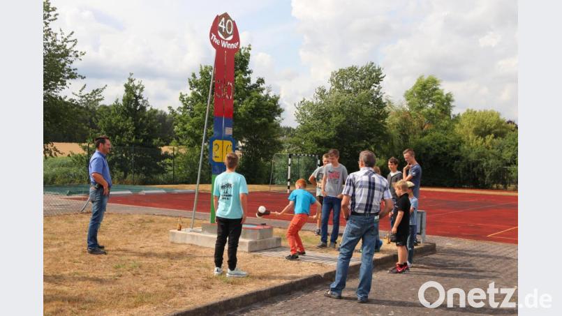 Der Hau-den-Lukas war eine Attraktion beim Schulfest. Da war viel Kraft gefordert. Bild: ral