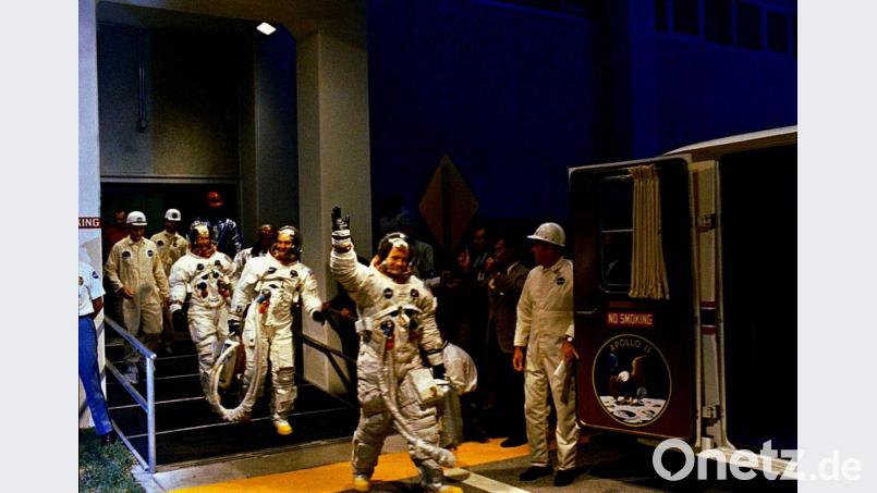 Die Apollo 11-Crew, Missionskommandant Neil Armstrong, Kommandomodulpilot Michael Collins und Mondlandefähre Pilot Buzz Aldrin, verlässt das Betriebsgebäude für bemannte Raumfahrzeuge des Kennedy Space Center während des Countdowns vor dem Start. Bild:  NASA/dpa