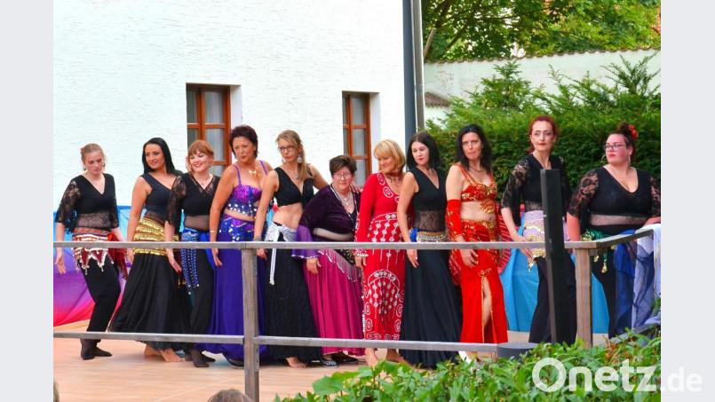 In einer genialen Mischung faszinieren die Akteure der Gruppe &quot;Bahar&quot; um Initiatorin Agnes Sauerer (Vierte von links) bei einer außergewöhnlichen Sommerserenade. Bild: fjo