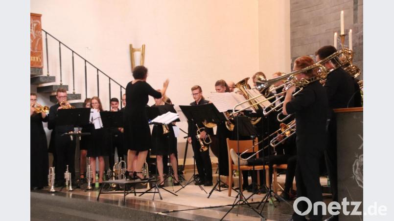 Mit gespannter Aufmerksamkeit folgen die Bläser ihrer Dirigentin Kerstin Dikhoff. Bild: cog