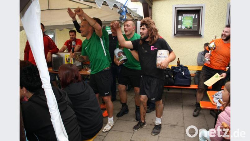 Erste und zweite Sieger: Gemeinsam feierten &quot;LieberamPool&quot; aus Kastl (grünes Trikot) und &quot;Arsenal Long Dong&quot; aus Trabitz (schwarzes Trikot) ihre Erfolge beim Trabitzer Gaudielfmeter. Bild: bjp Bild: bjp