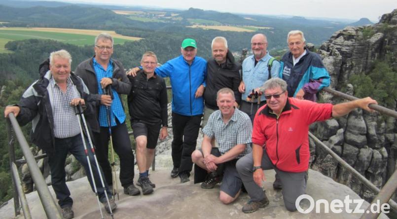 Seit mittlerweile über zwei Jahrzehnten sind die Sportvereinskameraden (von links) Richard Bauer, Josef Rauseo, Jürgen Langsteiner, Albert Reger, Roman Melzner, Jörg Neumann, Heinz Frank, Kurt Schmid und Alfons Langsteiner in den Bergen unterwegs. Dieses Jahr ist das Elbsandsteingebirge ihr Ziel. Bild: mez