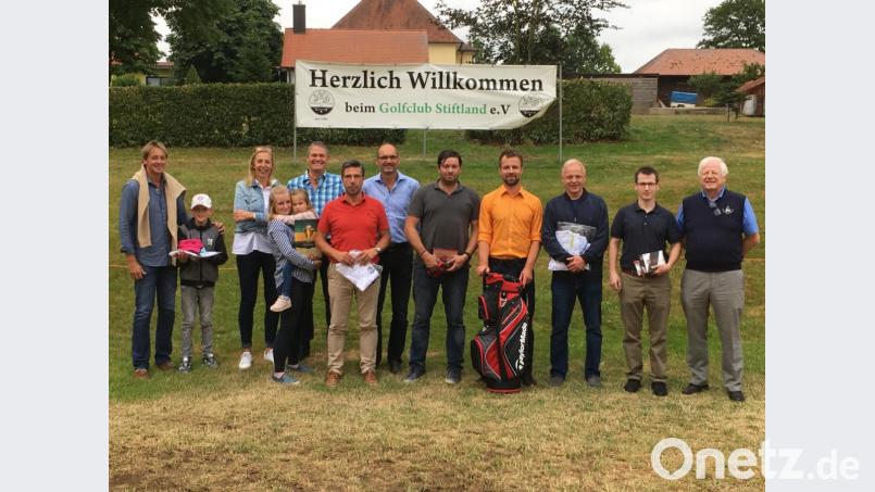 Die erfolgreichsten Teilnehmer des Turniers um den Preis des Pro mit Golfclub-Präsident Wolfgang Ries (rechts). Bild: exb