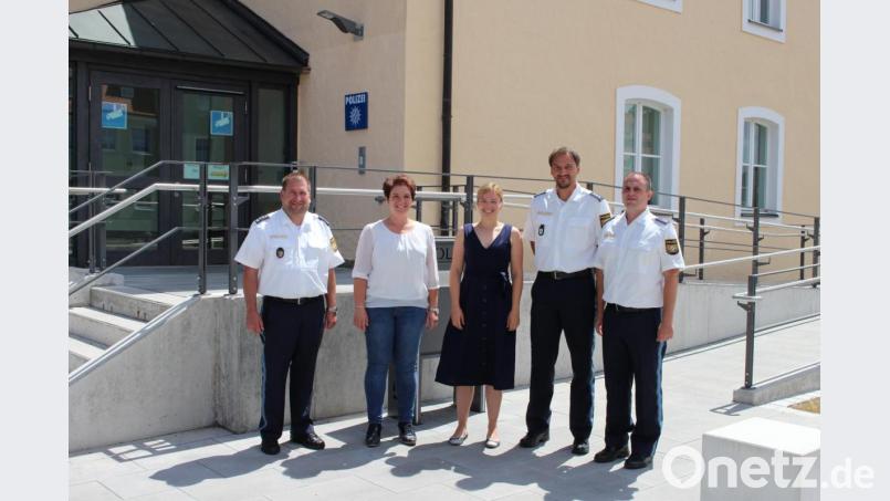 Beim Besuch der Polizeiinspektion in Waldsassen, von links Inspektionsleiter Erster Polizeihauptkommissar Roland Heldwein, MdL Anna Toman, MdL Katharina Schulze, Polizeihauptkommissar Andre Beer und Polizeioberkommissar Daniel Ulrich. Bild: Büro Toman/exb