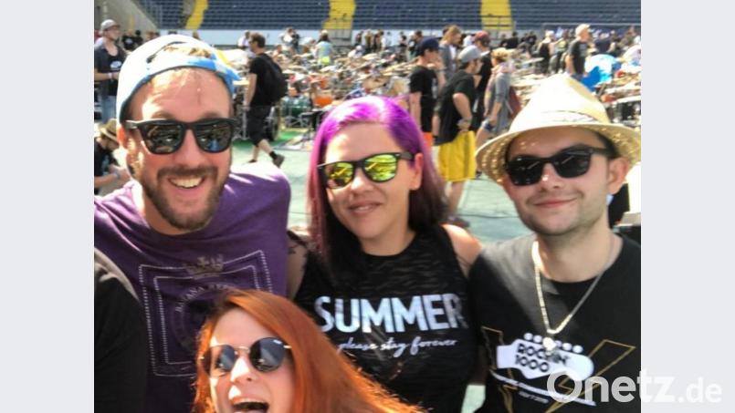 Bassistin Ramona Häßler aus Gleiritsch (Mitte) war Teil der Weltrekord-Band. Die 1002 Musiker aus vielen Nationen rockten die Frankfurter Commerzbank-Arena. Bild: exb