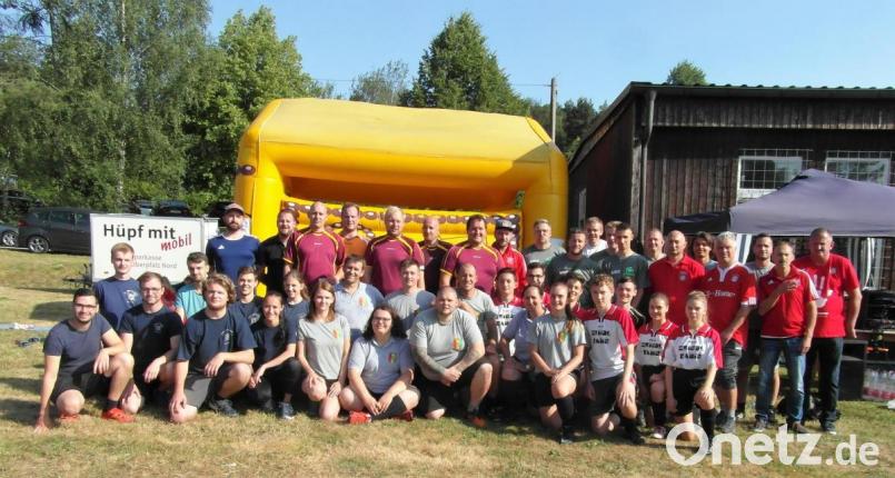 BVB-Fanclub Waldeck lässt dem Förderverein SVW 1958, FC-Bayern-Fanclub Waldeck (hinten von links) der Feuerwehr Guttenberg, dem WCV und den SVW-Nachwuchs-Fans das Nachsehen. Mit einem Punkt Vorsprung gewinnen die Dortmund-Anhänger das Gauditurnier. Ihnen gratuliert Organisationsleiter Uwe Kade (hinten, Zweiter von rechts). Bild: hl