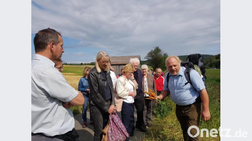 Inhaber Fritz Steinhilber von der Bioland-Gemüsegärtnerei führt die Besucher durch seine Felder. Bild: gi