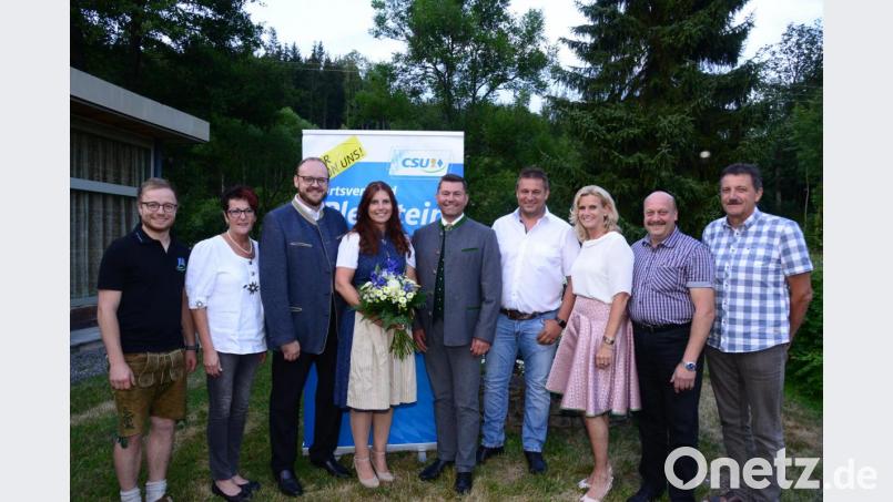Rainer Rewitzer als bisheriger Amtsinhaber wurde von den CSU-Mitglieder der Ortsverbände der Großgemeinde einstimmig zum Bürgermeisterkandidaten nominiert. Über das einstimmige Votum freuten auch JU-Vorsitzender Christoph Müllhofer, FU-Vorsitzende Heidi Völkl, Landrat Andreas Meier, Ehefrau Corianna Kurzian-Rewitzer (von links), die Ortsvorsitzenden Hans Kick (Lohma), Herbert Lindner (Burkhardsrieth), stellvertrende Ortsvorsitzende Andrea Lang und CSU-Ortsvorsitzender Stefan Voit (von rechts). Bild: bey