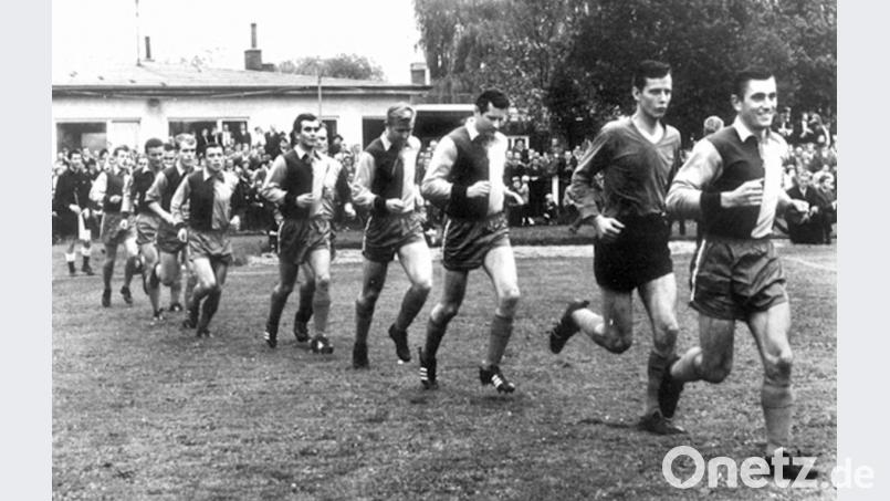 Martin Roidl (rechts) führte die Mannschaft des FC Schwandorf beim Heimspiel 1966 gegen Jahn Regensburg aufs Feld. Damals kamen 8600 Zuschauer in die Hindenburgkampfbahn. Bild: Hirsch