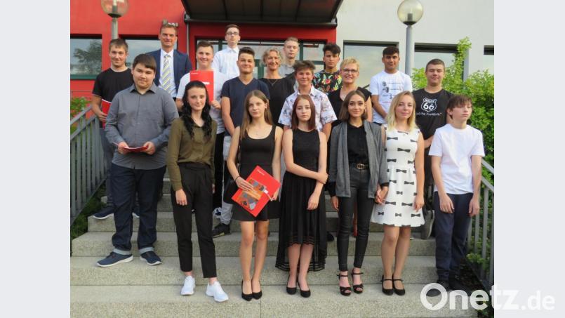 Die Abschlussklasse der Mittelschule mit Rektorin Gabriele Reitinger-Maier und Klassenlehrerin Jutta Leitermann. Bild: adj
