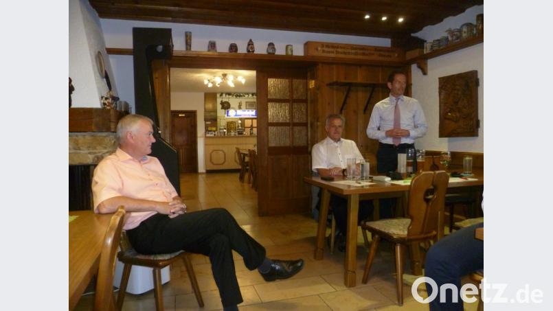 Günter Kopp, Roland Grillmeier und Albert Rupprecht (von links) informieren die Anwesenden zur aktuellen Politik. Bild: sat