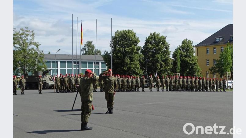 Beim Quartalsappell des Artilleriebataillon 131 verabschiedet Oberstleutnant Sven Zickmantel seinen Stellvertreter Oberstleutnant Frank Bergemann (vorne, von links) und dankt ihm für seinen loyalen Einsatz. Bild: Dobmeier