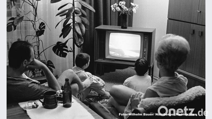Eine Nürnberger Familie verfolgt die erste Landung von US - Astronauten mit Apollo 11 am 21.07.1969 im Fernsehen. Die „Nürnberger Nachrichten“ berichteten: In Nürnberg schaut die Bevölkerung im Fernsehen zu. Straßen waren ausgestorben, Fernseher liefen ohne Unterlass. &quot;So sah es in der Nacht zum Montag in den meisten Nürnbeger Heimen aus: Die Familie sitzt im Schlafanzug vor dem Bildschirm, jede Einzelheit wird notiert. Bild: Wilhelm Bauer