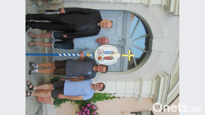 Das Vorbereitungsteam für die 30. grenzüberschreitende Wallfahrt mit (von links) Stadtpfarrer Georg Flierl, Förderverein-Vorsitzendem Herbert Konrad, Wallfahrtsleiter Max Schön und Mitorganisator Reinhard Legat, der auch die Wallfahrtstafel zum Jubiläum gestaltet hat. Bild: Reinhard Legat/exb