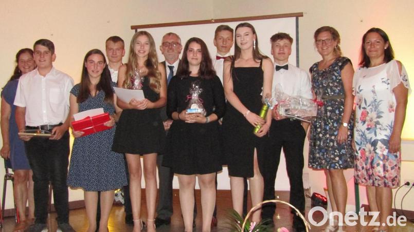 Für die besten Prüfungsleistungen an der Mittelschule Auerbach stehen Ehrenpreise bereit. Von links Renate Schmidt (Klassenleiterin 9 M), Lukas Lieret (9 M), Antonia Dümler (9 M), Leon Gnan (9 M), Celina Weißenberger (9 M), Schulleiter Ferdinand Höllerer, Marlene Kramer (9 a), Jonathan Neukam (9 a), Nina Hämmer (10 M), Sebastian Braun (10 M), Franziska Havelberg (Klassenleiterin 9 a) und Katrin Küffner (Klassenleiterin 10 M). Bild: sck