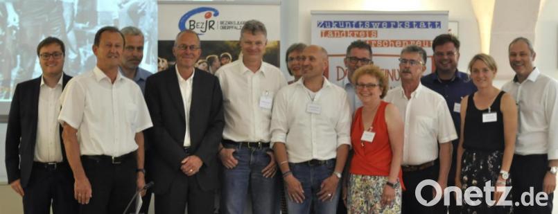 Von links: Bezirksjugendringvorsitzender Philipp Seitz, Kulturreferent Richard Gaßner, Jugendamtsleiter Thomas Schieder, Prof. Reiner Kilb, Moderator Markus Panzer, die Kommunalen Jugendpfleger Theresia Kunz (Tirschenreuth), Oliver Schmidt (Neumarkt), Jürgen Ziegler (Kulmbach), Bürgermeisterin Brigitte Netta, Bürgermeister Wolfgang Braun, Frank Langguth vom Amt für ländliche Entwicklung, Kommunale Jugendpflegerin Amberg-Sulzbach Claudia Mai, stellvertretender Bezirksjugendringvorsitzender Jürgen Preisinger, Foto: Bezirksjugendring Oberpfalz/Monika Schmidt Bild: exb
