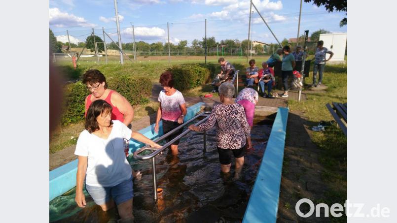 Rosi Weidner (Zweite von links) hatte zum Saisonabschluss ans Kneippbecken eingeladen. Bild: mma