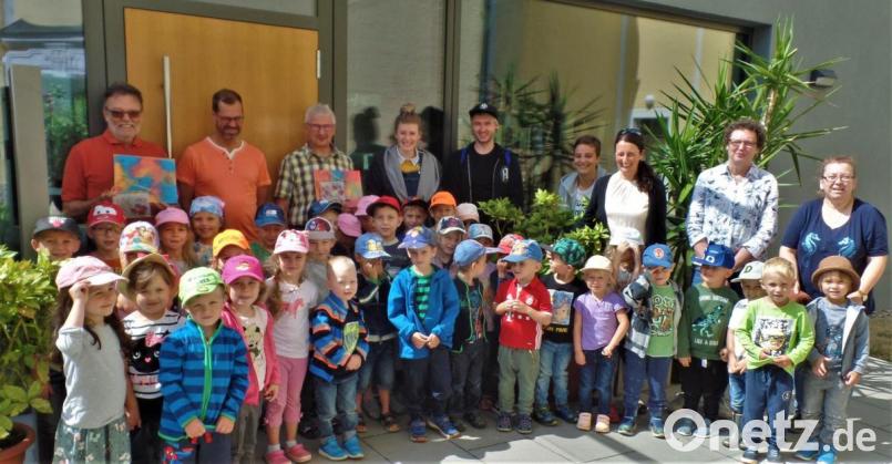 Hans Bock, Oliver Heumann und Kirchenpfleger Leonhard Steinsdörfer (hinten von links) freuen sich über die schönen Bilder, die sie für Pfarrgemeinderat und Kirchenverwaltung entgegennehmen können. Kindergartenleiterin Marion Eitel (Zweite von rechts) dankt mit ihrem Team und den Kindern. Bild: jml