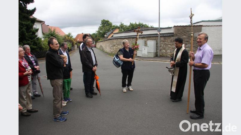 Pfarrer Joseph hieß die Kolping-Wallfahrer, die Martina Mark (Dritte von rechts) anführte, gemeinsam mit Mesner Alois Konz (rechts) in Fuchsmühl willkommen. Bild: wro