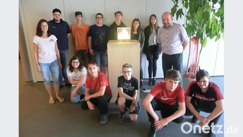 Stolz ist die Technikgruppe der Mittelschule Weiherhammer mit Fachlehrerin Christina Paul auf ihr selbst konstruiertes und gebautes Spiel Vier gewinnt. Bild: sei