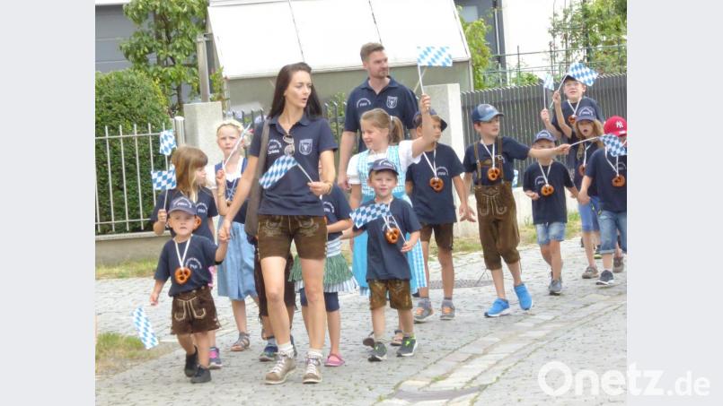 Die Kinderfeuerwehr „Pirkis“ begleitet den Baum. Bild: fsb