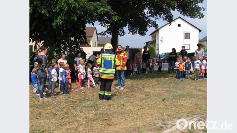 Keine Angst mehr vor einem &quot;Feuerwehrmann&quot; hatten die Kleinen im Kinderhaus St. Elisabeth, weil sie ja gelernt haben, welche Ausrüstung ein Feuerwehrmann hat und was die Floriansjünger bei einem Einsatz so alles anziehen müssen. Bild: sei