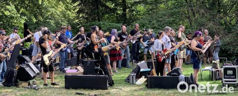 Die rund 180 Bassisten (Ramona Häßler steht rechts vorne) probten zunächst im Außenfeld. Ins Stadion ging es erst zur Generalprobe und natürlich beim Auftritt vor 15 000 begeisterten Zuschauern. Bild: exb