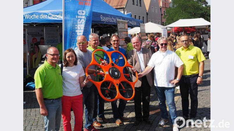 Diese Drohne vermisst ganze Täler, sagen die Veranstalter des bayernweiten zentralen Aktionstags Geodäsie in Weiden. Mit dabei Amtsleiter Hermann Prölß vom Amt für Digitalisierung Breitband und Vermessung in Weiden (Vierter von links) und die OTH-Vertreter Professor Ralf Drescher und Wolfgang Weber (Fünfter und Sechster von links). Bild: Bühner