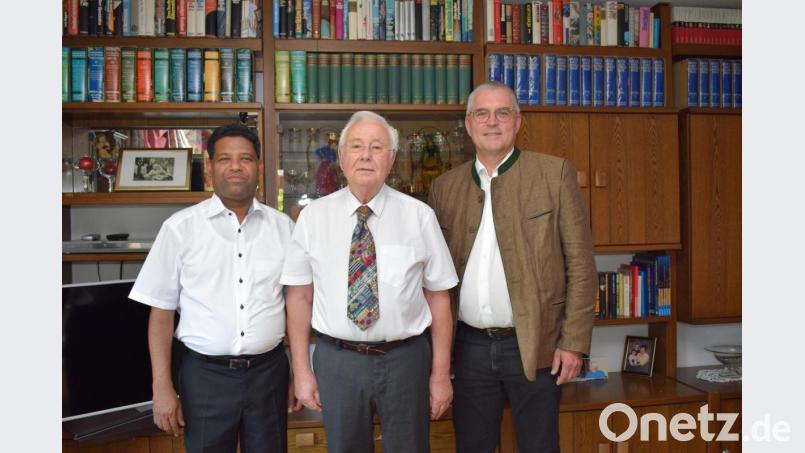 Bei guter Gesundheit konnte Dietrich Braun seinen 80. Geburtstag feiern. Die Glückwünsche der Stadt und der Pfarrei Pfreimd überbrachten Bürgermeister Richard Tischler und Pfarrer Georg Parampilthadathil. Bild: bnr