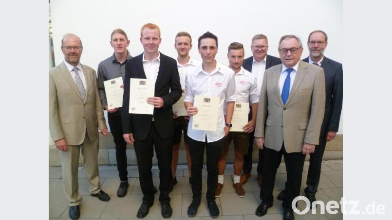 Zur Verleihung des Meisterpreises der Bayerischen Staatsregierung gratulieren Schulleiter Martin Wurdack (links) sowie rechts OB Michael Cerny, stellvertretender Landrat Hans Kummert und Fachschulbetreuer Bernhard Mikuta. In der hinteren Reihe von links die erfolgreichsten Absolventen Aaron Gawehn, Manuel Kahler und Ferdinand Peter, vorne von links Michael Ebenburger und Benedikt Wallner. Bild: usc