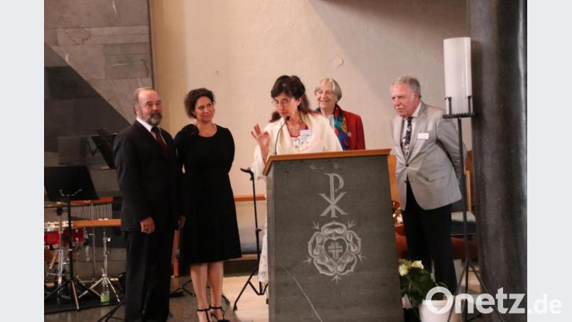 Bei der Preisverleihung durch den Stiftungsvorstand (von links): Jürgen Konzack, Chorleiterin Kerstin Dikhoff, Claudia Willerding, Stifterin Ingrid-Maria Bücher und Klaus Wirth. Bild: cog