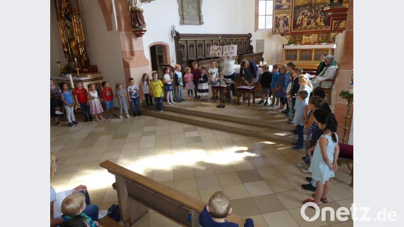 Plakate erinnern die Mädchen und Buben der Kindertagesstätte daran, was ihnen Spaß gemacht hat. Bild: rn