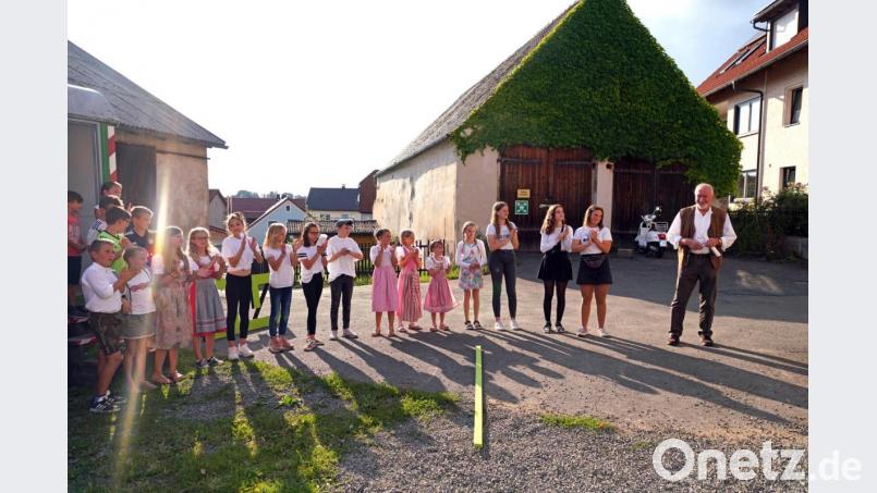 Im Hof des alten Raiffeisengebäudes philosophierten der LTO-Nachwuchs mit den Waldthurner Schulkindern und Herbert Kick (rechts) darüber, wie sich &quot;Heimat&quot; in der Gegenwart darstellt. Vor ihnen der &quot;Entweder-oder-Balken&quot; Bild: fvo