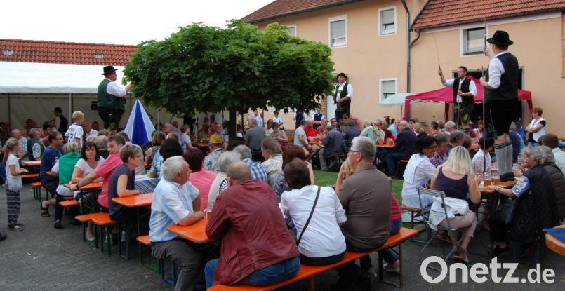Jedes Jahr läßt sich der RC 07 Irchenrieth zu seinem Zoiglfest etwas Besonderes -wie hier der Auftritt von Goisl-Schnalzern- einfallen. Heuer sorgen Fernsehmusikstar Andreas Hastreiter und die Spitzenband &quot;Power Hoch 5&quot; für Stimmung und Unterhaltung. Archivbild: grm