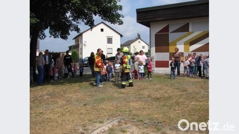 Eine Übung, bei der sich die Kinder nach dem Hausalarm mit den Erzieherinnen geordnet ins Freie begaben und die Ankunft der Feuerwehr abwarteten , schloss die Brandschutzerziehung der Manteler Feuerwehr im Kinderhaus St. Elisabeth ab. Bild: sei