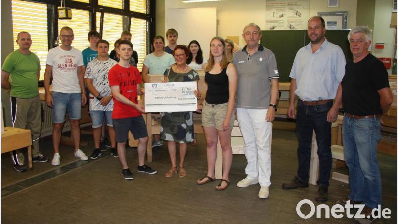 Den symbolischen Scheck übergaben die Klassensprecher der BHO 10a, Lena Hartmannsgruber (vorne, Vierte von rechts) und Korbinian Müller (vorne, im roten T-Shirt), gemeinsam mit Wolfgang Dietz, Jürgen Böckl, Schulleiter Wolfgang Eckstein und Helena Pecher (von rechts) sowie Thomas Gradl und Klassenleiter Michael Heinzmann (von links) an Edith Lippert (Bildmitte). Bild: wro