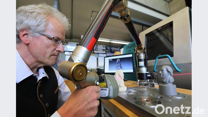 Prof. Dr. - Ing. Wolfgang Blöchl, Maschinenbau/Umwelttechnkik in seinem Labor in der OTH Amberg Bild: Wolfgang Steinbacher